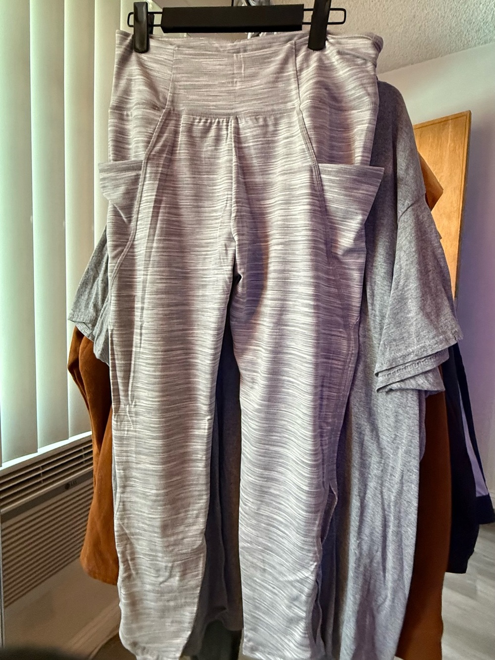 High-Waist Grey Space-Dye Active Leggings with Side Pockets